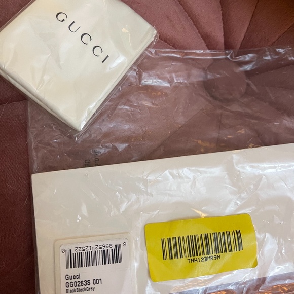Sold! UNISEX GUCCI SUNGLASSES *NWT - Picture 6 of 7